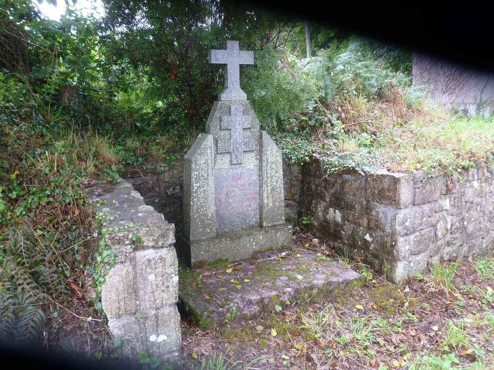Stèle en hommage à Guillaume Le Brun du Couédic, assassiné par l'armée d'occupation le 29 juillet 1944